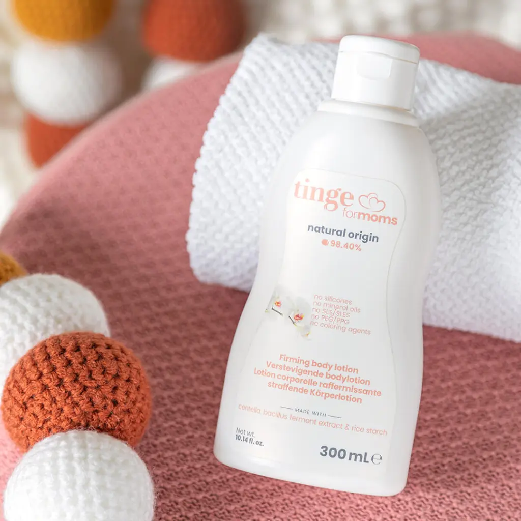 3893898_TingeFirmingBodylotionForMoms_LiggendOpHandoek_LOW-RES_Vierkant.webp